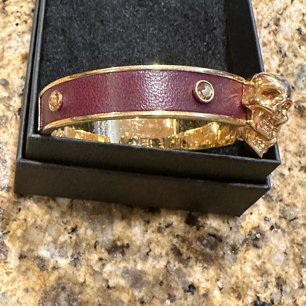 Alexander McQueen Gold Skull Cuff Bracelet - Picture 2 of 7